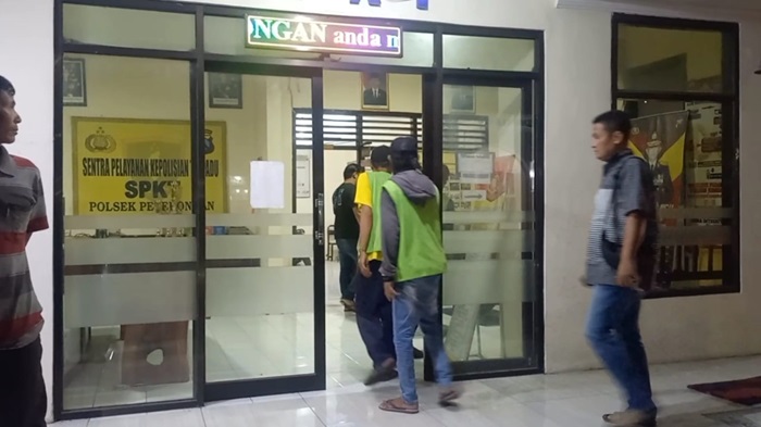 DIBEKUK POLISI: Sejumlah Tukang parkir diminati keterangan di Mapolsek Peterongan, Senin (8/4) malam.