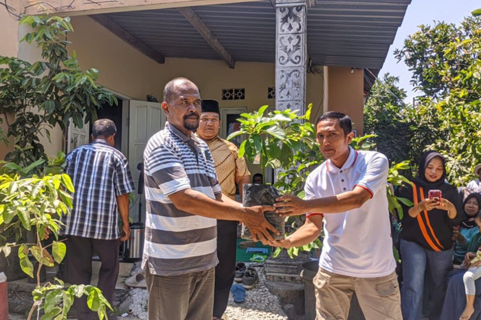 ASRI: Kepala Kelurahan Jombatan Indra Pratama SSTP bersama anggota Pokmas Geneng Mandiri berada di kawasan agropolitan di lingkungan Geneng.