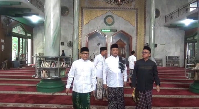 MUDIK: Cak Imin usai melaksanakan salat Idul Fitri di Masjid Pondok Pesantren Mambaul Maarif, Denanyar, Jombang, Rabu (10/4).