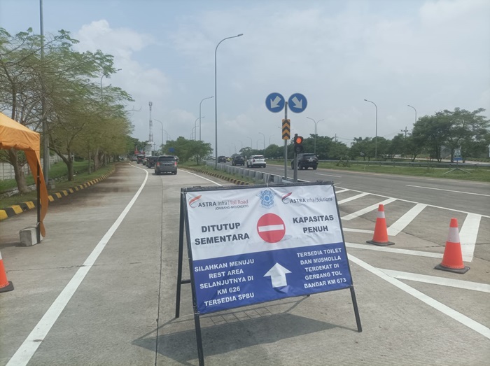 PENUH: Rest Area Teras Dipa 678 B jalan tol Jombang-Mojokerto di Desa Karangdagangan, Kecamatan Bandarkedungmulyo ditutup, Kamis (11/4).