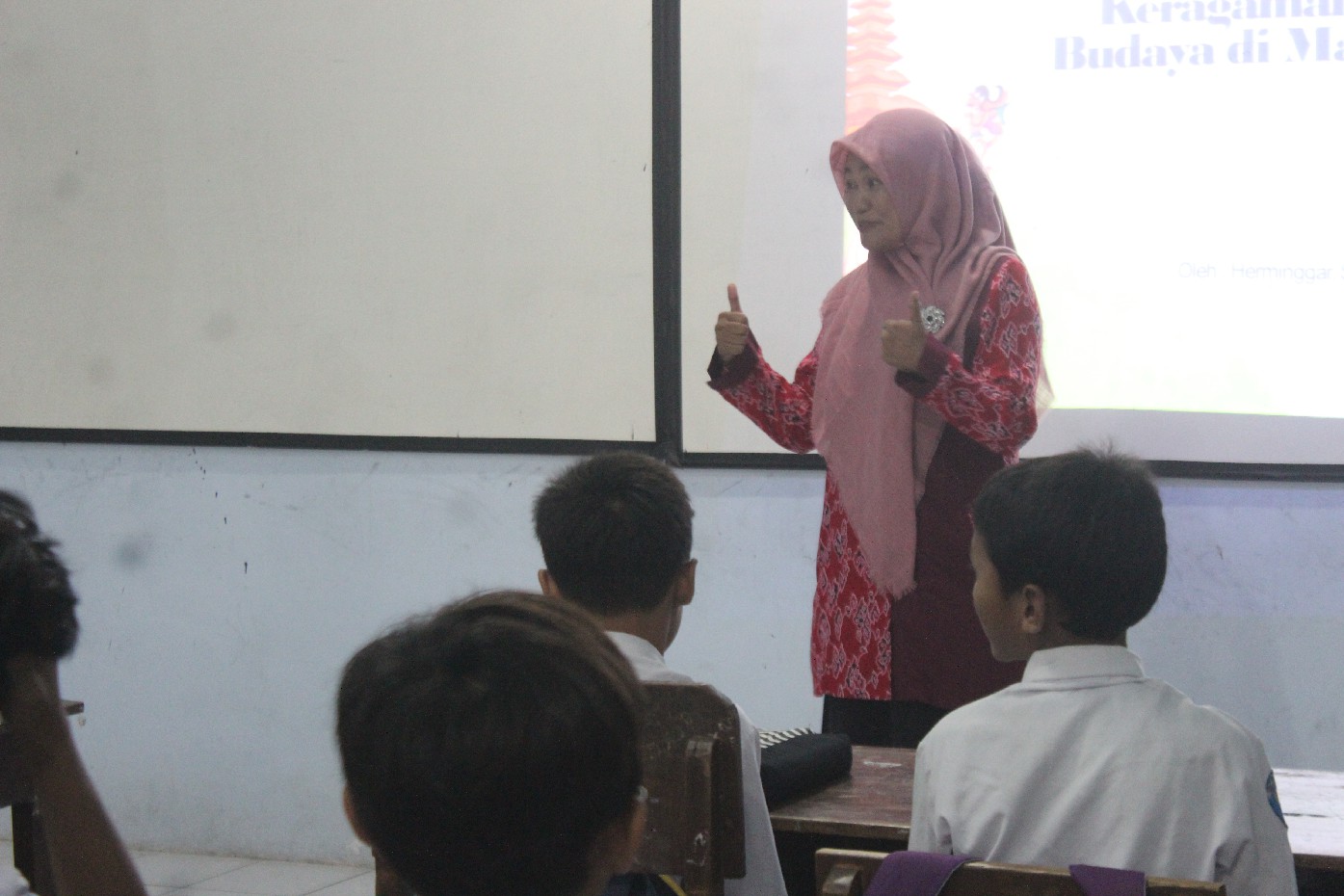 SEMANGAT: Salah satu guru Diperbantukan yang mengajar di SMP Budi Utomo Perak, Jombang.