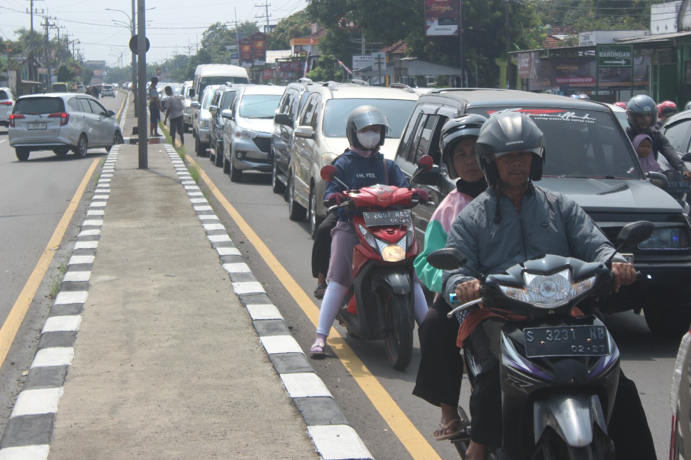 MACET: Hari kedua Lebaran kondisi arus lalin di jalan arteri nasional Bandarkedungmulyo, Jombang macet.