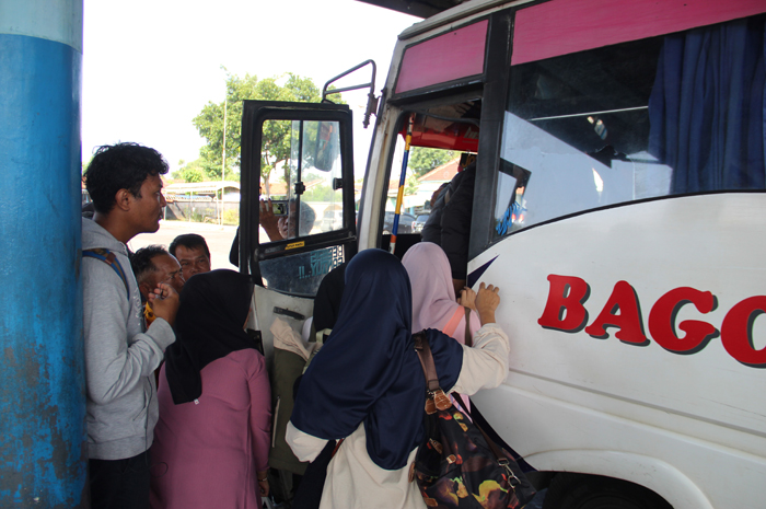 RAMAI: Sejumlah penumpang jurusan Jombang &ndash; Malang bergegas naik Bus di Terminal Kepuhsari, Senin (15/4).