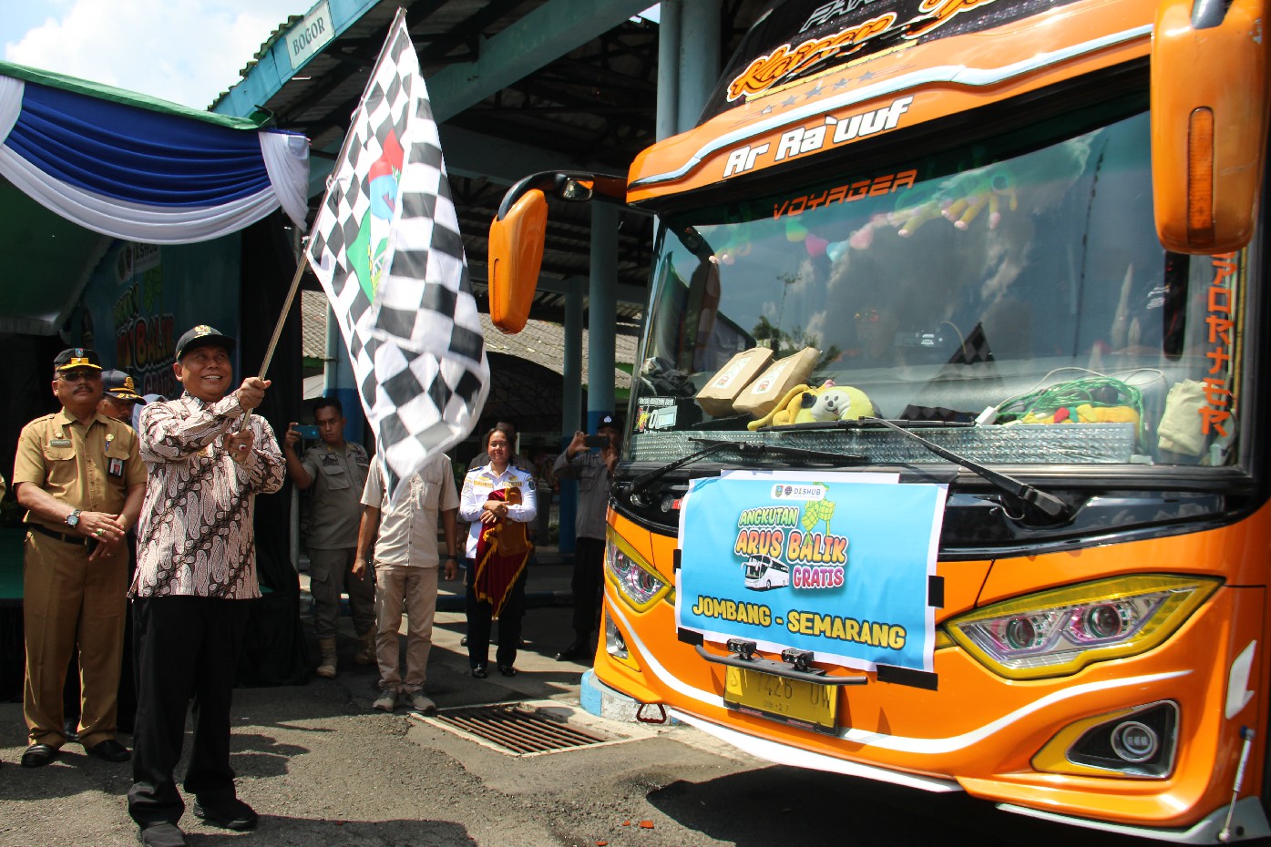 INOVASI: Pj Bupati Jombang, Sugiat, memberangkatkan angkutan arus balik di Terminal Kepuhsari Jombang.