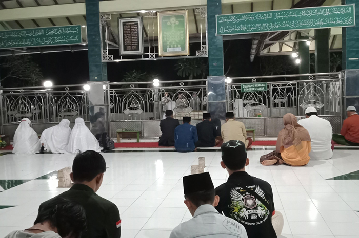 JUJUGAN PEZIARAH: Sejumlah peziarah mengunjungi Makam Mbah Sayyid Sulaiman di Dusun Rejoslamet, Desa Mancilan, Kecamatan Mojoagung, Jombang.
