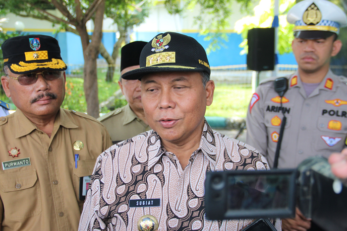 BERI PENJELASAN: Pj Bupati Jombang Sugiat memberikan penjelasan tentang evaluasi kemacetan lebaran 2024.