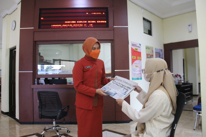NYAMAN: Salah satu keluarga pasien menunggu hasil pemeriksaan di Poli eksekutif RSUD Jombang.