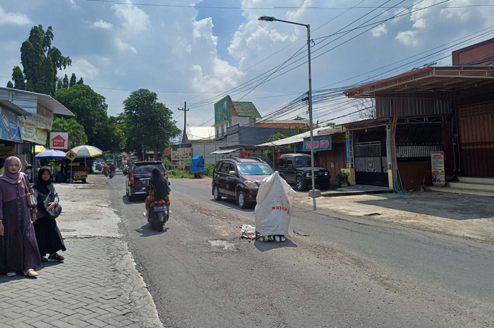 RUSAK: Ruas Selorejo-Ceweng, Jombang rusak ditandai kayu dan karung membuat pemudik lebih hati-hati saat melintas.