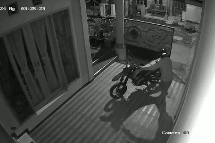 TEREKAM CCTV: Motor trail yang terparkir di rumah pemilik grosir tas Desa Kauman, Kecamatan Mojoagung, Jombang digondol maling.
