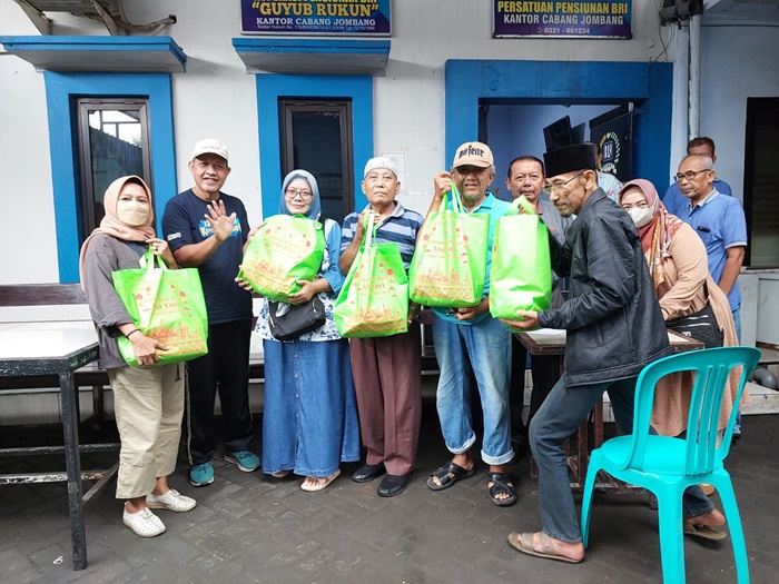 PEDULI: Bentuk kepedulian BRI BO Jombang kepada karyawan,  memberi bingkisan ke pegawai yang sudah purna tugas.