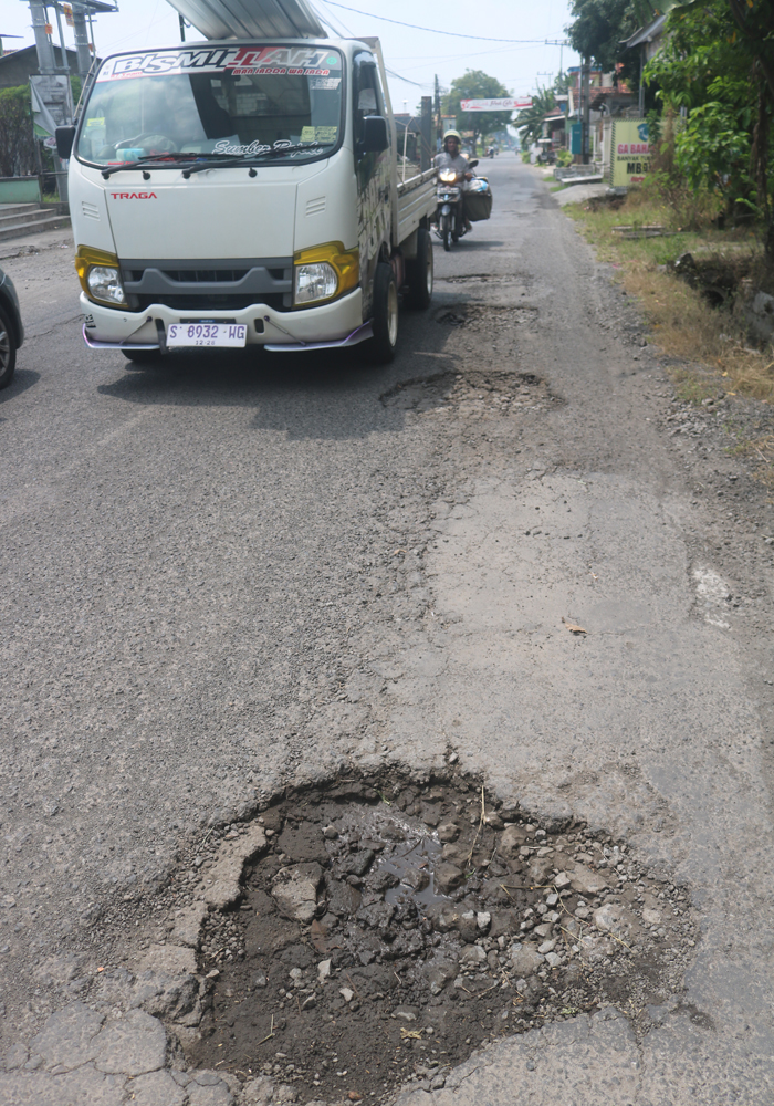 PENUH LUBANG: Aspal jalan di Desa Tugusumberjo, Kecamatan Peterongan berjejer banyak lubang (16/4).