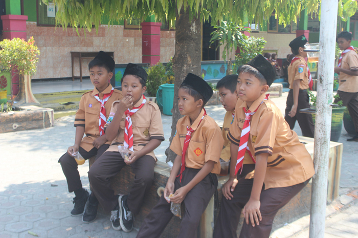 NYAMAN: Siswa SDN Denanyar 1 Kecamatan Jombang menggunakan seragam pramuka di halaman sekolah (3/11).