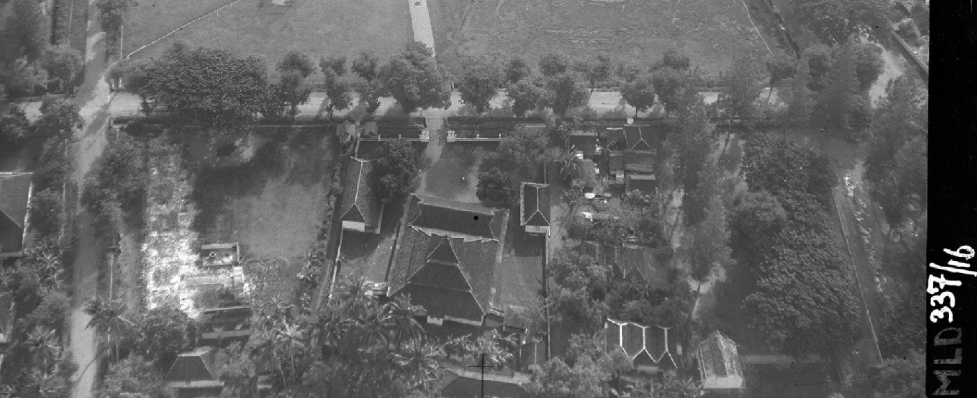 MASJID 1948: Masjid Jamik di Alun Alun Jombang tempat salat Idul Fitri.