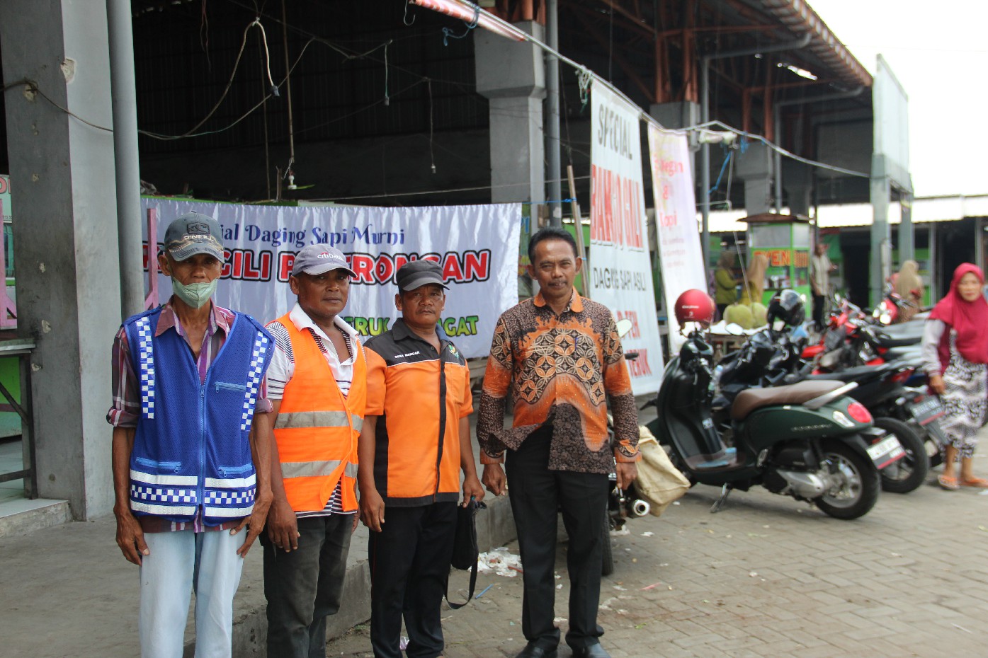 INOVATIF: Kepala Desa Mancar Nur Prasetyo (kanan) saat menemui beberapa warga yang bertugas menjadi petugas parkir di Pasar Peterongan, Jombang.