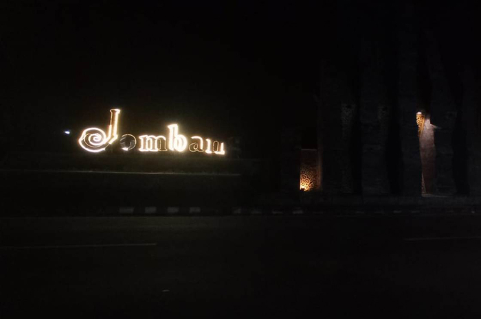 PADAM: Neon box Jombang Beriman di gapura batas Jombang kota di Desa Balongbesuk, Kecamatan Diwek bakal diganti.