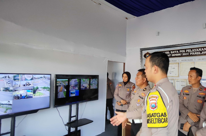 CEMERLANG: Kasatlantas Polres Jombang AKP Nurul Arifin saat melakukan pantauan arus mudik dan balik Lebaran melalui CCTV.