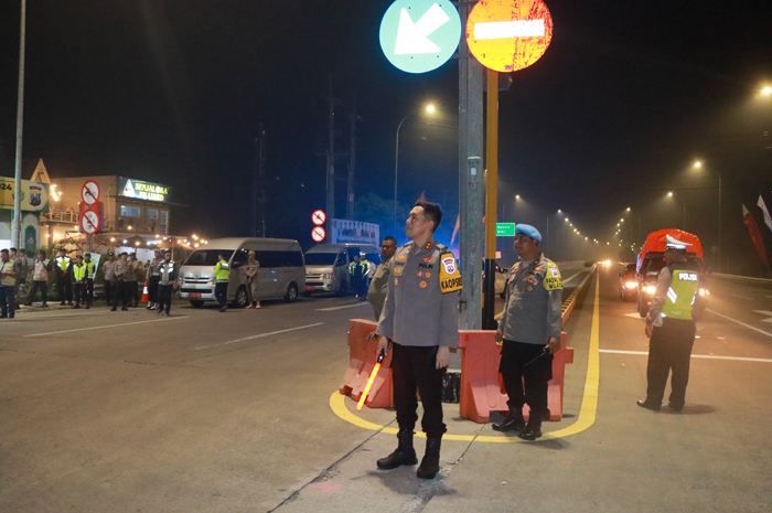 PANTAU: Kapolres Jombang AKBP Eko Bagus Riyadi saat melakukan pengecekan arus mudik di jalan arteri nasional di Jombang.