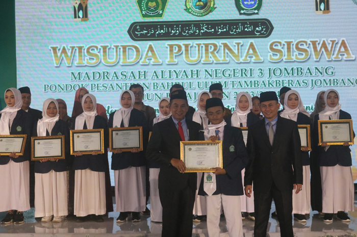 BERPRESTASI: Kepala MAN 3 Jombang Sutrisno menyerahkan penghargaan kepada siswa berprestasi akademik.