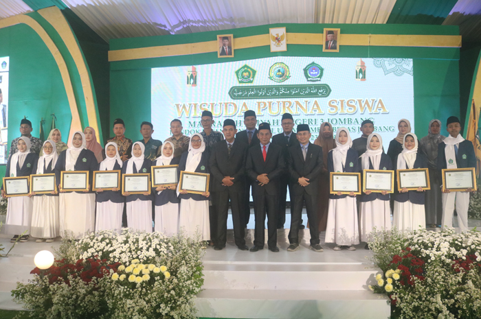 MEMBANGGAKAN: Kepala MAN 3 Jombang berfoto bersama siswa-siswi Hafiz Alquran dalam wisuda purna siswa.
