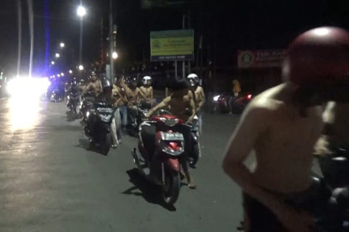 BIKIN RESAH: Puluhan simpatisan perguruan silat diamankan polisi dengan mendorong sepeda motor dari Peterongan ke Mapolres Jombang.