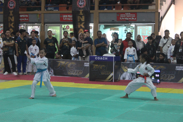 CIAT: Aiko (biru) saat bertanding di kategori kata tunggal bersama Naysha (merah), di GOR Unipdu Jombang, Sabtu (20/4).