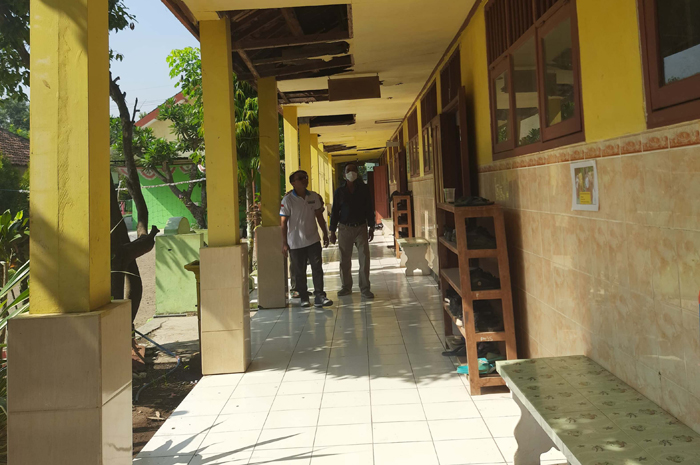 RUSAK BERAT: Kondisi plafon teras SDN Madiopuro Kecamatan Sumobito, Jombang yang rusak parah bakal diperbaiki tahun ini.