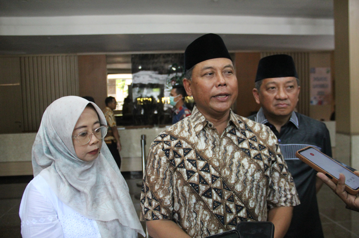 BERI KETERANGAN: Pj Bupati Jombang memberikan keterangan terkait kasus DBD Sabtu (20/4) lalu.
