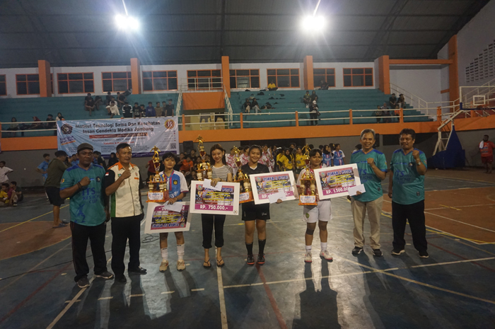 JUARA: Penyerahan trofi turnamen futsal Rektor Cup antar SMA se-Jawa Timur kategori putri di GOR Merdeka Jombang.