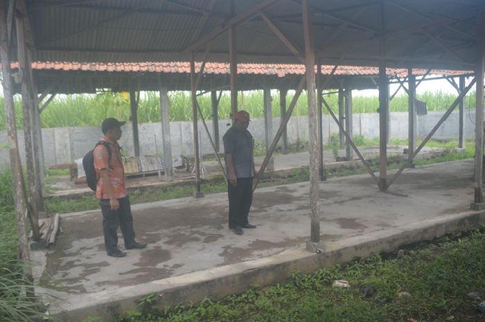 SEGERA DIURUK: Sekdes Jatipelem Mujahid bersama Kasun Pelem Dudut Suheruyanto menunjukkan lokasi rencana parkir kendaraan pasar hewan.