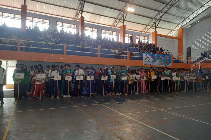 JUNJUNG SPORTIFITAS: Peserta defile Popkab Jombang dibuka di GOR Merdeka.