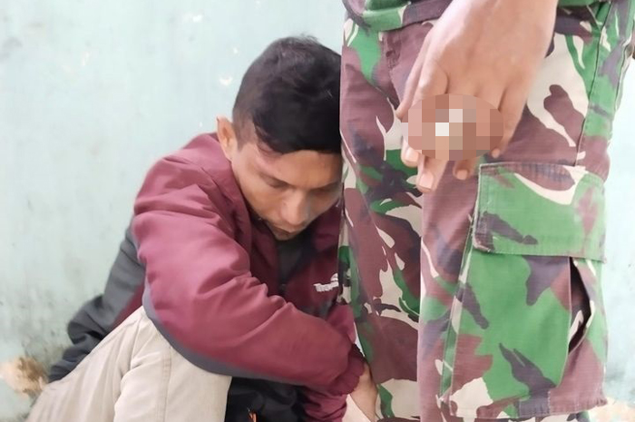 TERTUNDUK: Pelaku pencurian tas di masjid Desa Carangrejo, Kecamatan Kesamben, Jombang