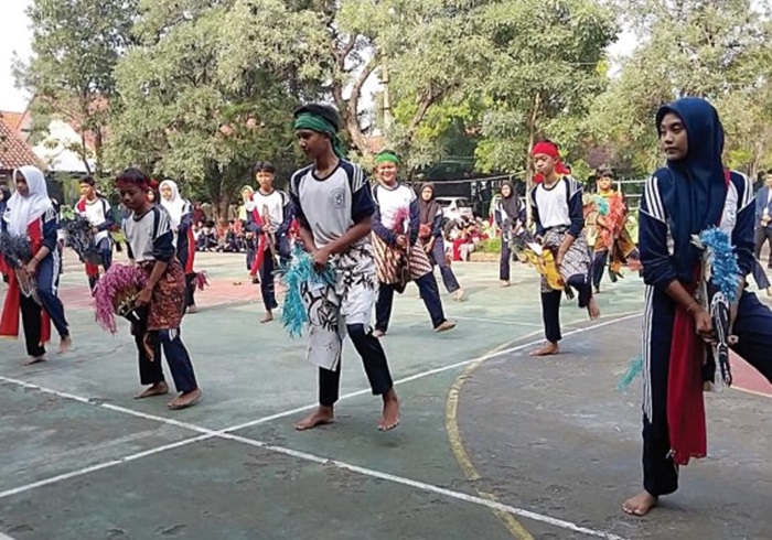 DEMI MURI: Siswa SMPN 3 Jombang saat latihan jaranan dor di halaman sekolah (23/4).