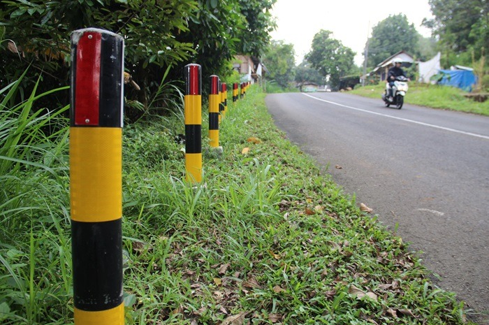 LEBIH AMAN: Sebuah tebing curam di Jl Raya Desa Wonosalam kini dipasang guardrail agar lebih aman.