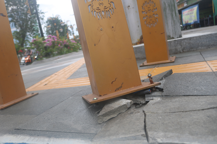 RUSAK: Kondisi salah satu bollard trotoar Jalan Gus Dur yang jebol, Kamis (25/4).