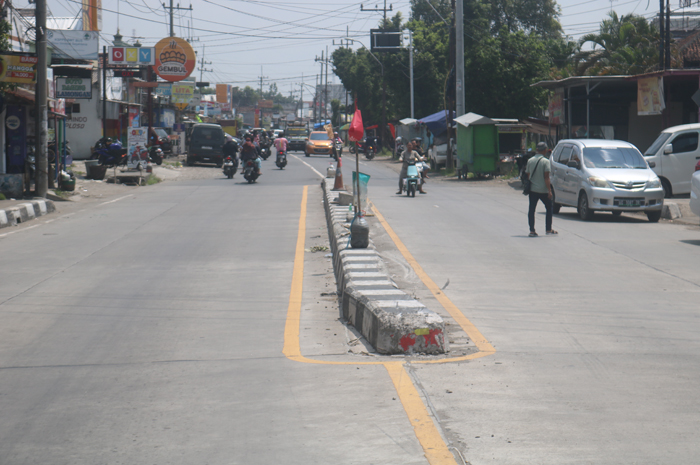 TAK TERLIHAT: Separator di tengah jalan jembatan baru Ploso di Desa Rejoagung, Kecamatan Ploso, Jombang jadi salah satu pemicu kecelakaan.