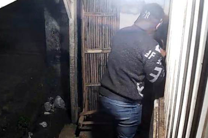 DIBOBOL: Kios di Pasar Mojowarno Jombang diobok-obok maling.