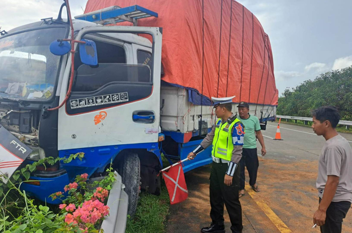 RINGSEK: Petugas kepolisian melakukan olah tempat kejadian truk yang mengalami kecelakaan di jalan tol Jombang-Mojokerto.