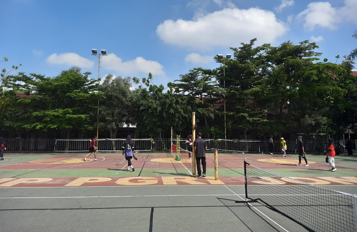 SERU: Pertandingan Ganda campuran SMPN Peterongan 3 (merah-hitam) Aqil dan Adine melawan SMPN Peterongan 2 (merah maron dan ungu) Rafi dan Intan, di Lapangan UPJB Jombang, Jumat (26/4).