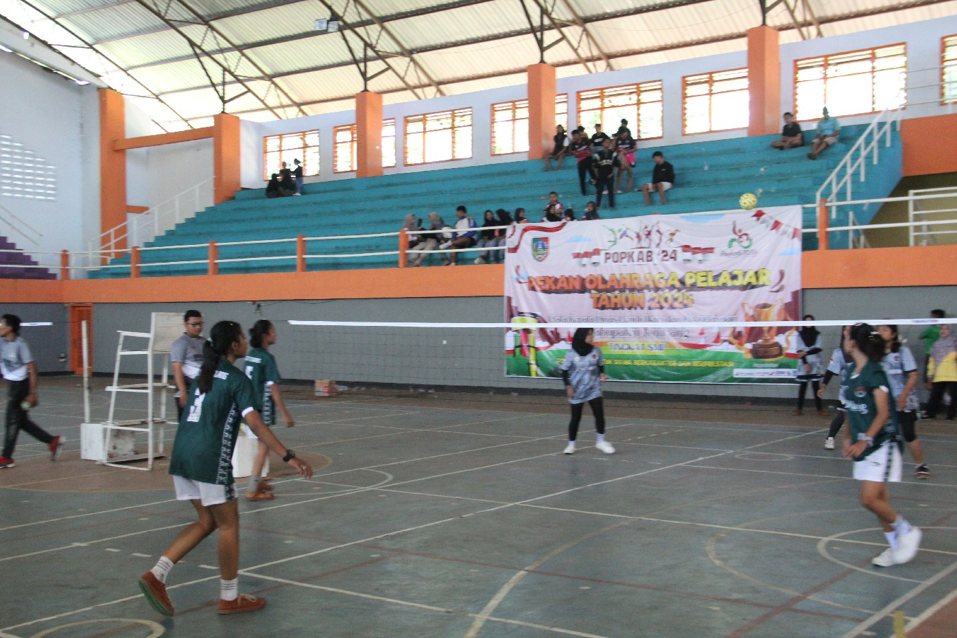 SPORTIF: Tim sepak takraw SMPN 1 Tembelang VS SMPN 2 Tembelang (putri) bertanding di babak final Popkab Jombang, Sabtu (27/4).