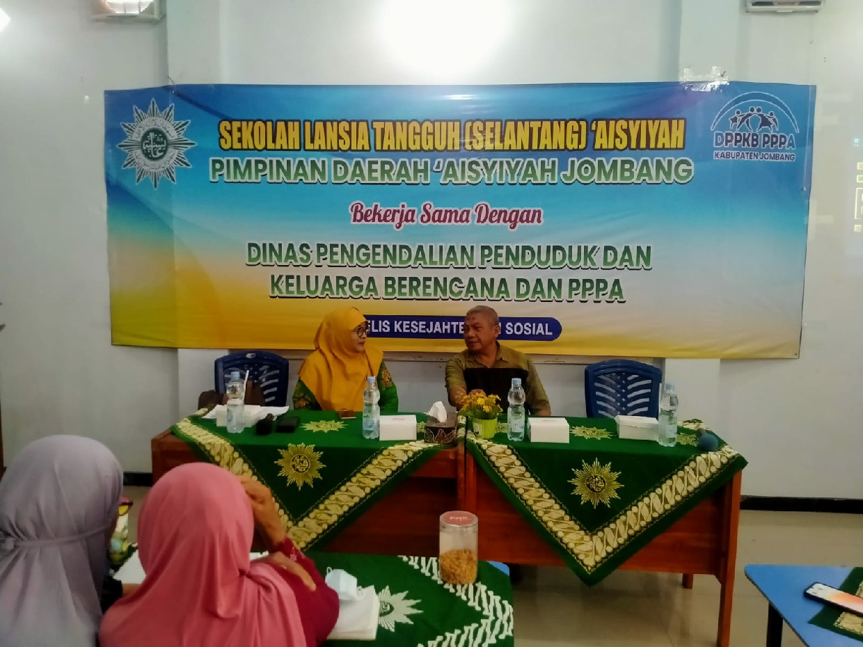 DIRESMIKAN: Kepala DPPKB PPPA Jombang dr Pudji Umbaran membuka kegiatan sekolah lansia Tangguh (Selantang), Sabtu (27/4).