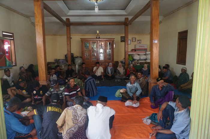 GUYUB: Kepala Desa Kromong Hermawan bersama Camat Ngusikan Ahmad Fahruddin Fauzi bersama warga saat acara sedekah bumi  di Balai Dusun Banyuasin.