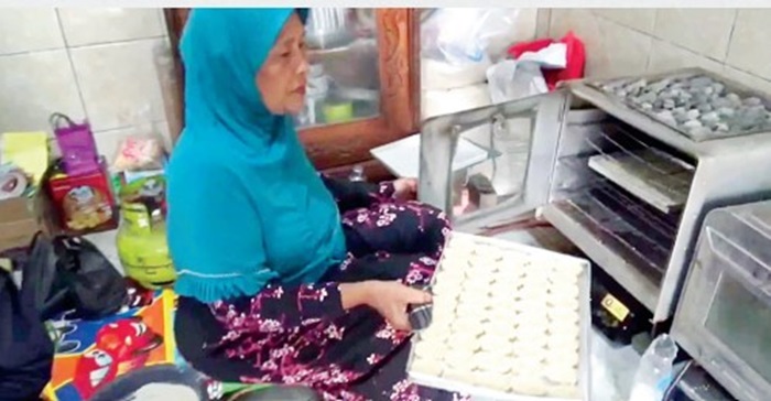 MESIN OVEN: Setelah dicetak, kue sagon buatan warga Desa Kwaron, Kecamatan Diwek, Jombang yang masih basah dimasukkan dalam mesin oven.