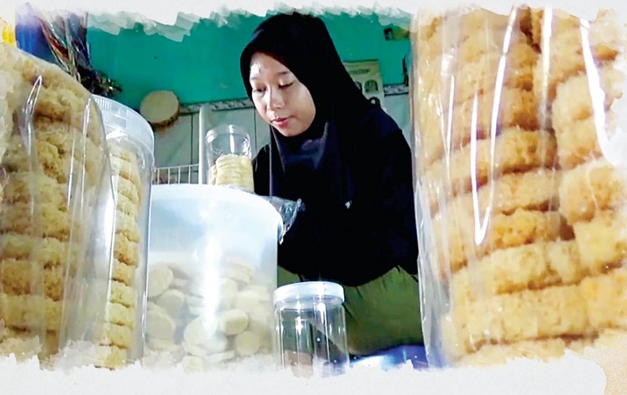 JAJANAN TRADISIONAL: Proses pembuatan sagon kelapa di Desa Kwaron, Kecamatan Diwek, Jombang.