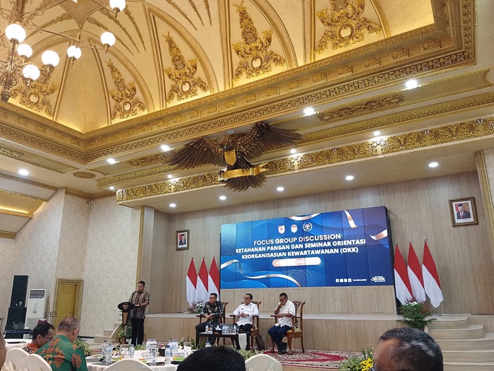 BERI PENJELASAN: Inspektur Jenderal TNI, Laksamana Madya Dadi Hartanto saat sambutan dalam FGD Ketahanan Pangan dan Orientasi Kewartawanan dan Keorganisasian PWI Jember 2024.