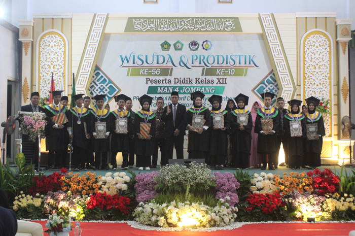 BERPRESTASI: KH Sholahuddin Fathurrahman bersama siswa prestasi nilai akademik dalam wisuda MAN 4 Jombang.