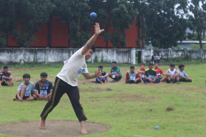 LEMPAR: Atlet tolak peluru tampil di Popkab Jombang SMP di Stadion Merdeka Jombang, Kamis (25/4).