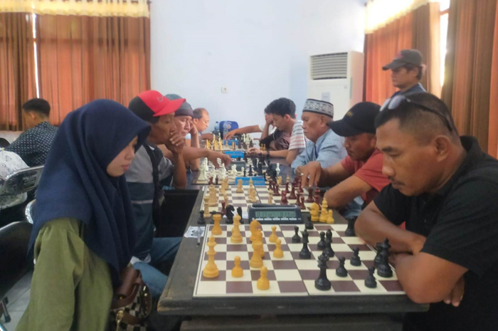 KONSENTRASI: Para pecatur saat bertanding pada Kejurkab di Aula Dinas P dan K Jombang Minggu (28/4).