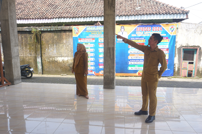 TINGGAL FINISHING: Kades Kepuhdoko Inasaroh bersama sekretaris desa M Solihudin Fajri berada di pendopo balai desa, Senin (29/4).