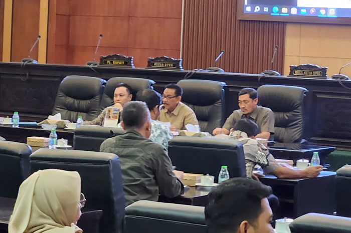 KOMPAK: Suasana anggota DPRD Jombang saat menggelar rapat internal.