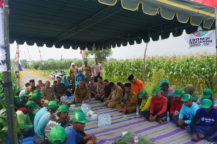 JAGA TRADISI: Pj Bupati Jombang Sugiat menghadiri acara kenduren sebelum mengikuti tradisi susuk wangkal.